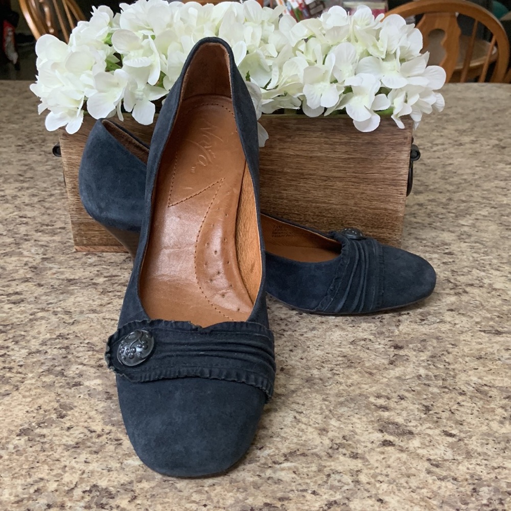Naya Daria Pumps Stacked Heel Comfort Shoes Black Leather Ruffle Button Size 7M